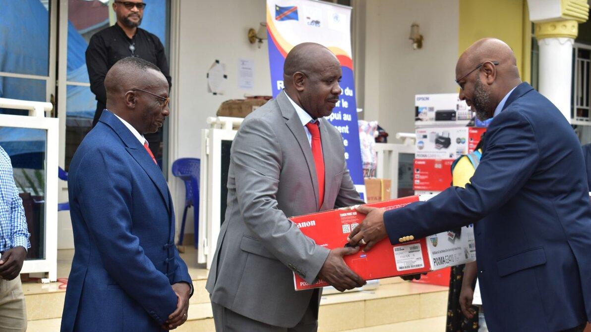 Les représentants procèdent à un échange de matériel informatique.