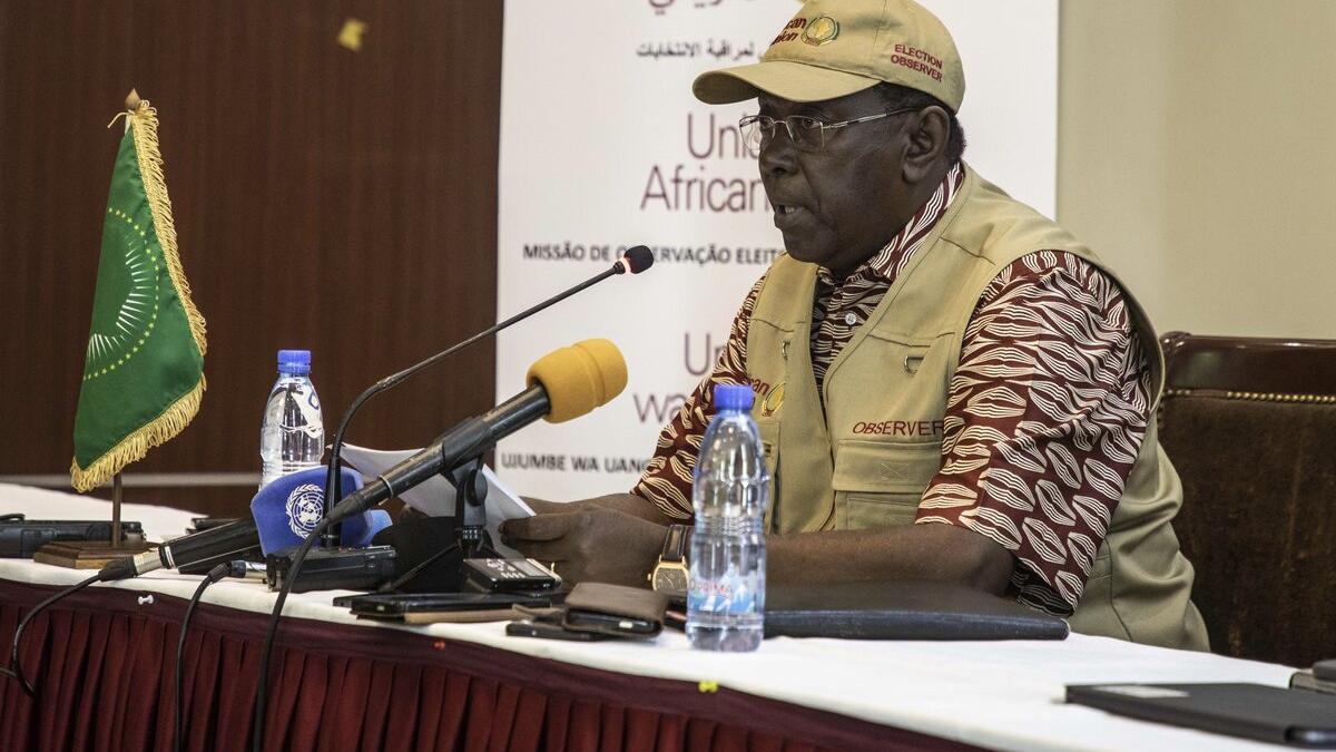 Un orateur prend la parole à la tribune.