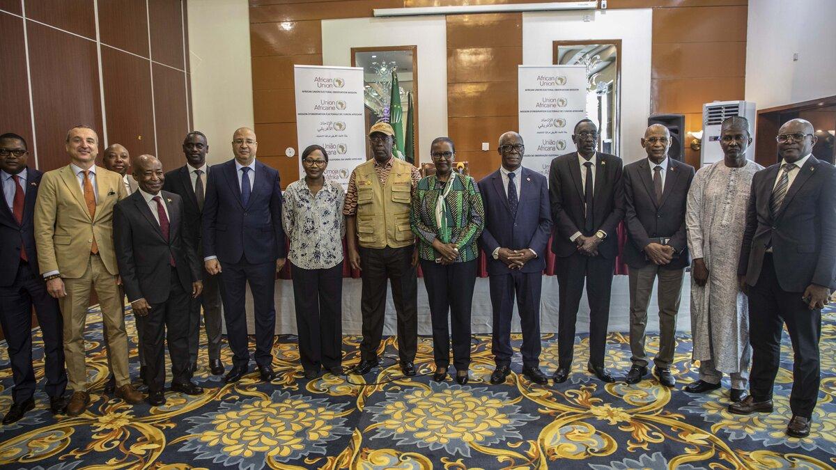 Un groupe de représentants pose pour une photo commémoratif.