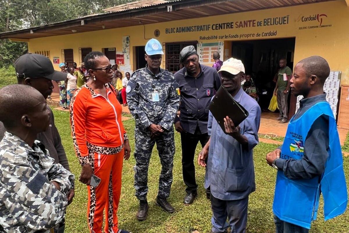 Un groupe d'individus discutent ensemble. 