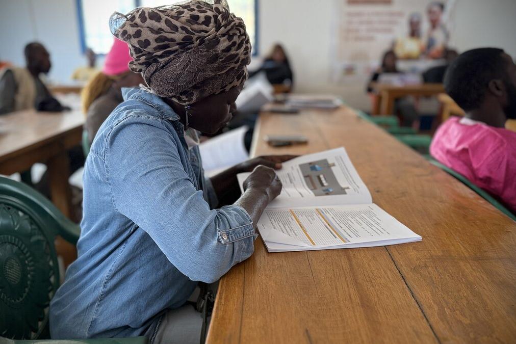 Une personne lit un dépliant d’information.
