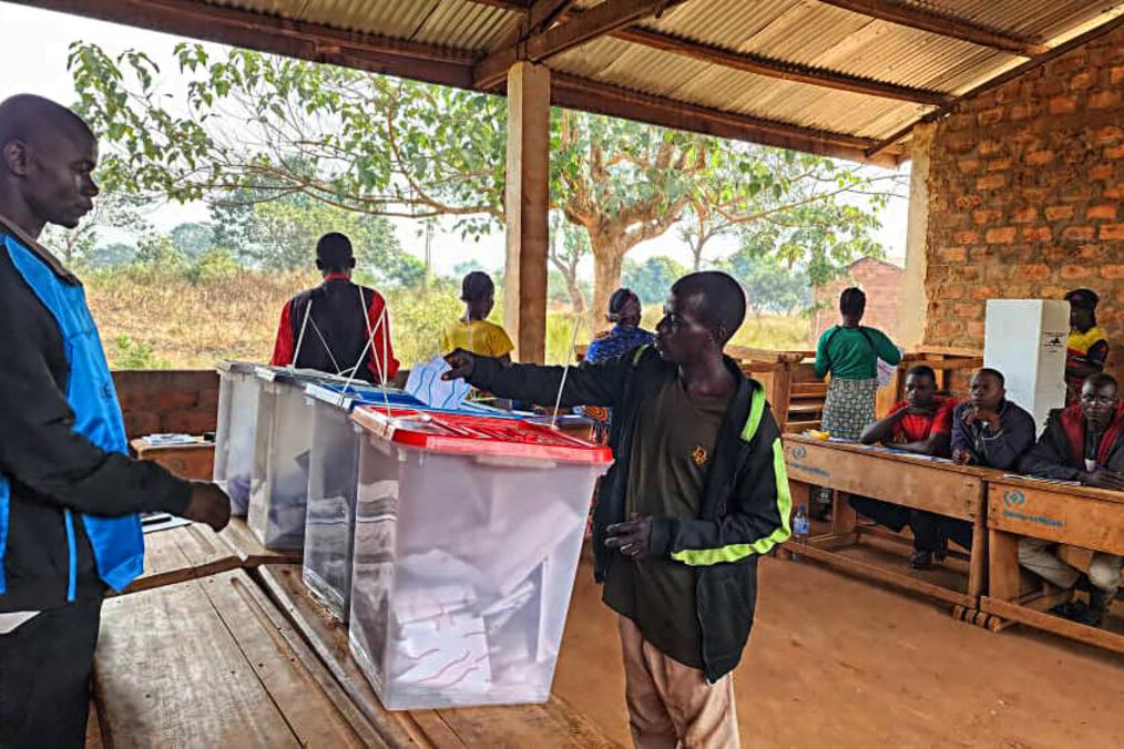 Un électeur dépose un bulletin dans une urne.